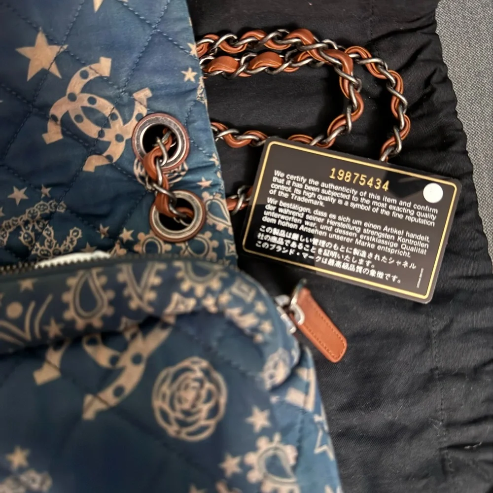 📌SOLD📌CHANEL ‘13-‘14 Paris Dallas Metiers D'art BANDANA Flap Bag - Picture 13 of 16